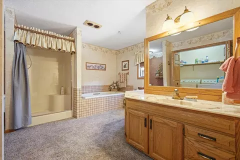 Bath - 2 Breckenridge Dr, Bloomington, IL 61701 photo 1 of 7