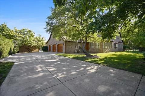 Exterior - 2 Breckenridge Dr, Bloomington, IL 61701 photo 6 of 8