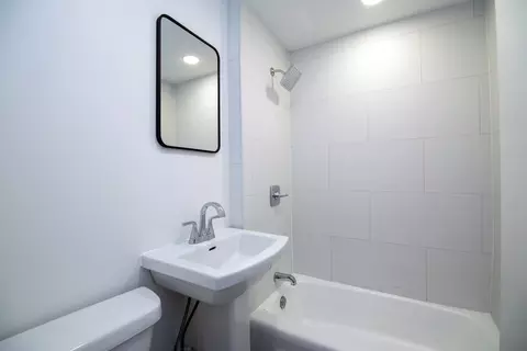 Bath - 974 S Washington Ave, Kankakee, IL 60901 photo 1 of 1