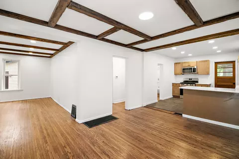 Living - 974 S Washington Ave, Kankakee, IL 60901 photo 3 of 4