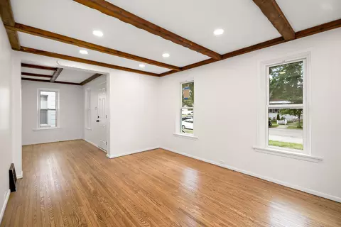 Living - 974 S Washington Ave, Kankakee, IL 60901 photo 2 of 4