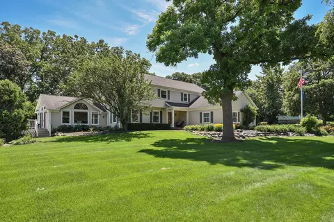 381 Grayfriars Ln, Inverness, IL 60067