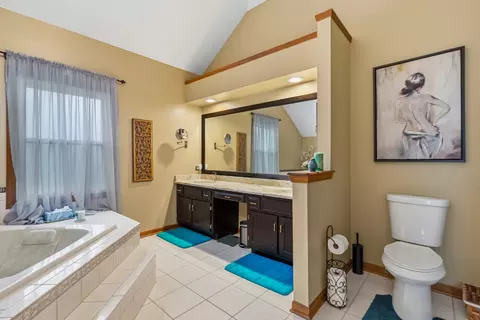 Bath - 5104 Prestwick Cir, Plainfield, IL 60586 photo 2 of 4