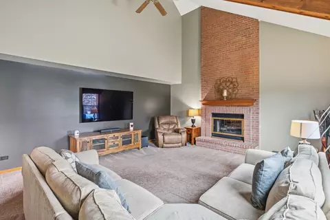 Living - 5104 Prestwick Cir, Plainfield, IL 60586 photo 2 of 5