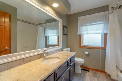 Bath - 5104 Prestwick Cir, Plainfield, IL 60586 photo 3 of 4