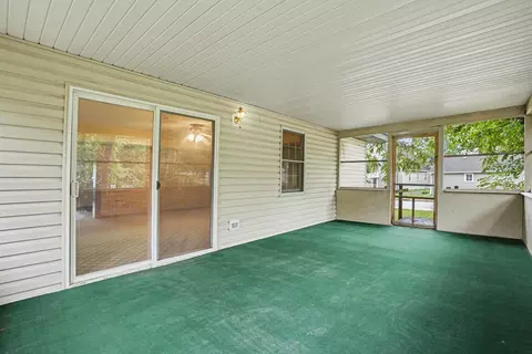 Exterior - 125 S River Rd, North Aurora, IL 60542 photo 2 of 4