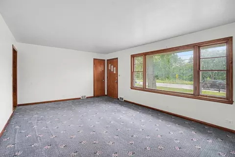 Living - 125 S River Rd, North Aurora, IL 60542 photo 2 of 4