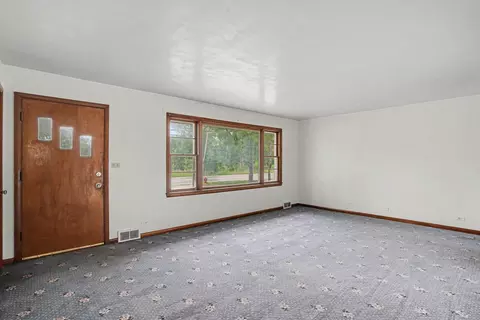 Living - 125 S River Rd, North Aurora, IL 60542 photo 1 of 4