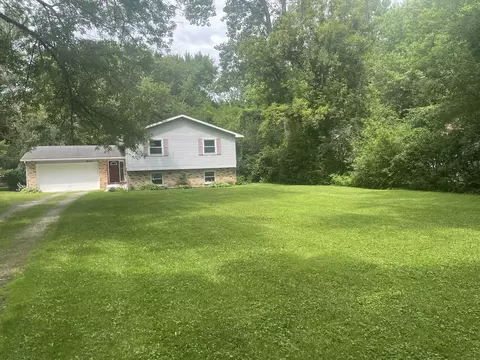 8421 Hickory Nut Grove Rd, Cary, IL 60013