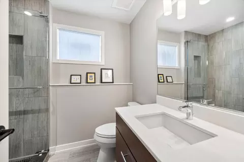 Bath - 687 S Spring Rd, Elmhurst, IL 60126 photo 2 of 3