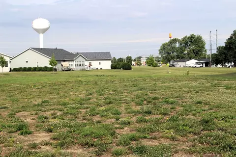 23 Somerset Dr, Clinton, IL 61727