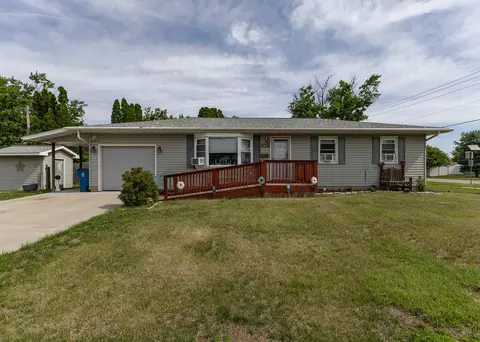 706 14th Pl, Camanche, IA 52730