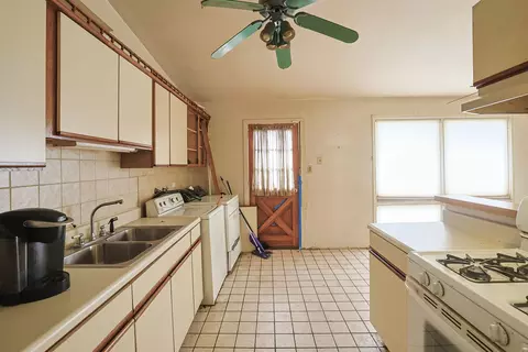 Kitchen - 4103 Wren Ln, Rolling Meadows, IL 60008 photo 1 of 3