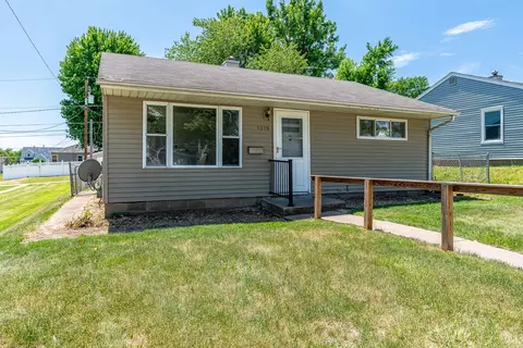 1319 W 38th Pl, Davenport, IA 52806