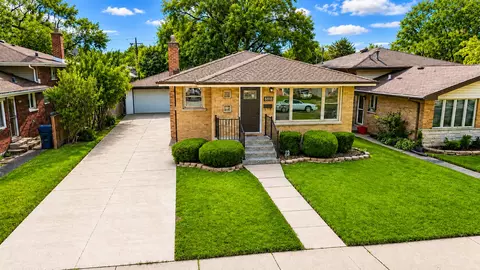 8818 S 55th Ct, Oak Lawn, IL 60453