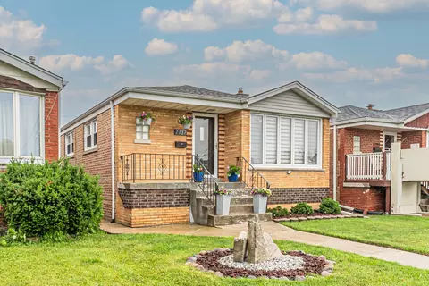 7737 Meade Ave, Burbank, IL 60459