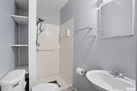 Bath - 1416 17th Ave, Moline, IL 61265 photo 1 of 2