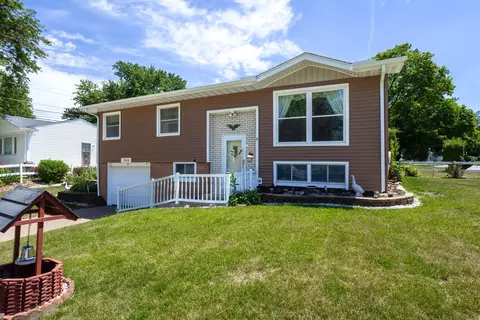 1964 N Oak St, Bettendorf, IA 52722