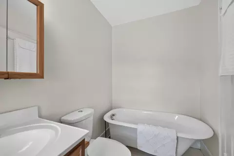 Bath - 30 W722 Smith Rd, Wayne, IL 60184 photo 7 of 7