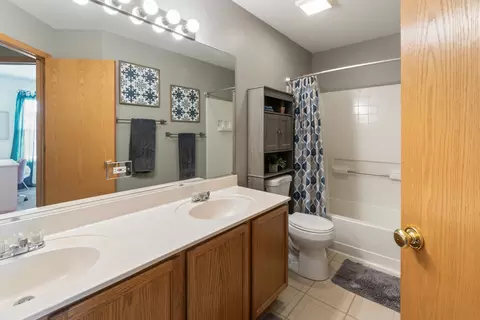 Bath - 1985 Rochelle Ct, Wheeling, IL 60090 photo 4 of 5
