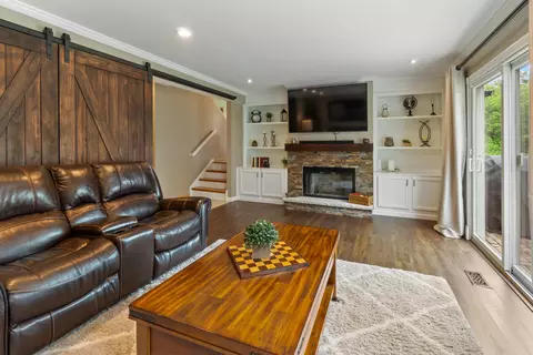 Living - 1985 Rochelle Ct, Wheeling, IL 60090 photo 3 of 3