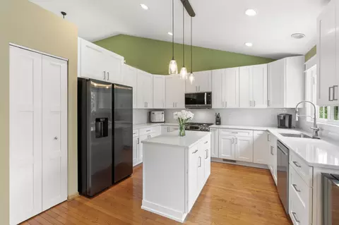 Kitchen - 1985 Rochelle Ct, Wheeling, IL 60090 photo 2 of 3