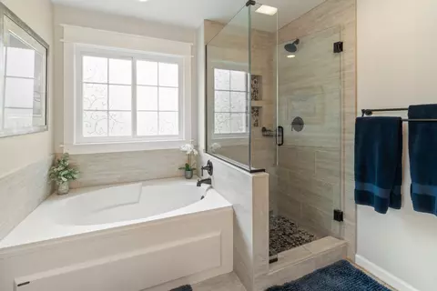 Bath - 1985 Rochelle Ct, Wheeling, IL 60090 photo 2 of 5