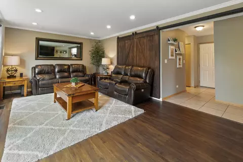 Living - 1985 Rochelle Ct, Wheeling, IL 60090 photo 2 of 3