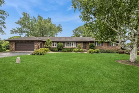 3035 Red Barn Rd, Crystal Lake, IL 60012