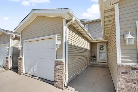 710 Prairie Meadow Dr, Blue Grass, IA 52726