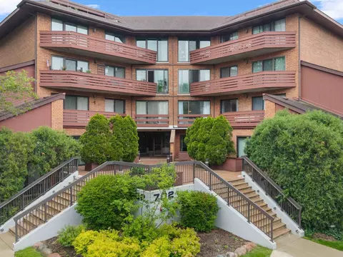702 N Waukegan Rd #206A, Glenview, IL 60025