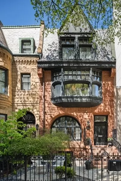 34 E Bellevue Pl, Chicago, IL 60611