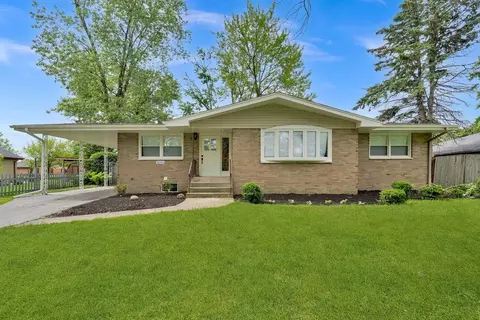3245 S Manor Dr, Lansing, IL 60438