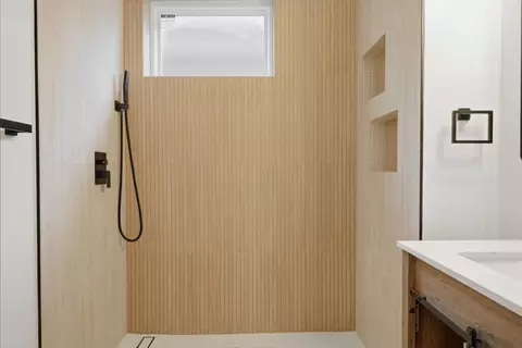 Bath - 6029 S Artesian Ave, Chicago, IL 60629 photo 2 of 2