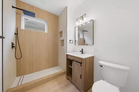Bath - 6029 S Artesian Ave, Chicago, IL 60629 photo 1 of 2