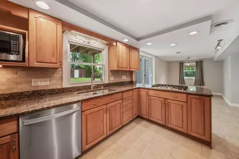 Kitchen - 1530 Central Ave, Deerfield, IL 60015 photo 3 of 4