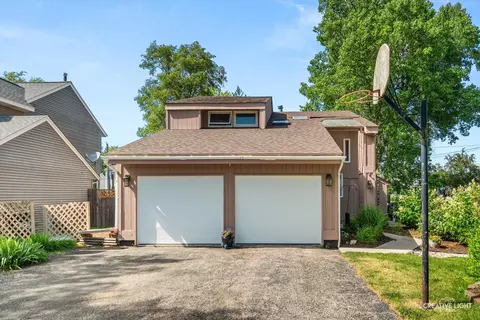 1324 Snowberry Ln, Crystal Lake, IL 60014