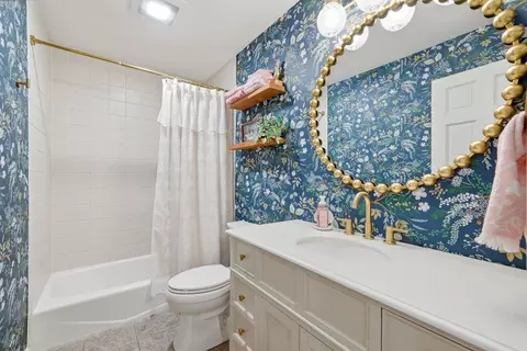 Bath - Undisclosed, Chicago, IL 60657 photo 1 of 3