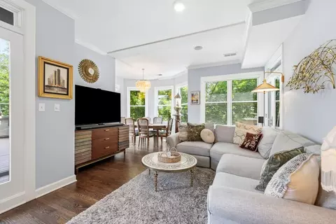 Living - Undisclosed, Chicago, IL 60657 photo 4 of 7