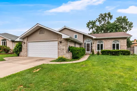 891 Young St, Lemont, IL 60439