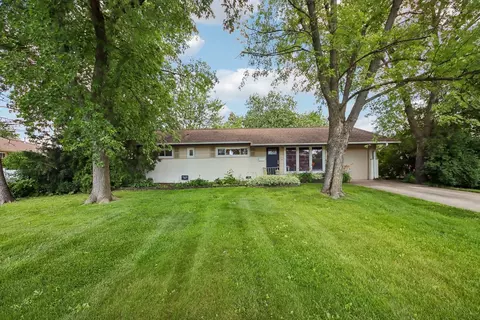 320 Illinois Blvd, Hoffman Estates, IL 60169