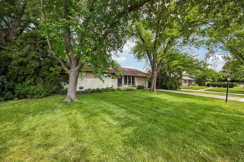 Exterior - 320 Illinois Blvd, Hoffman Estates, IL 60169 photo 1 of 7