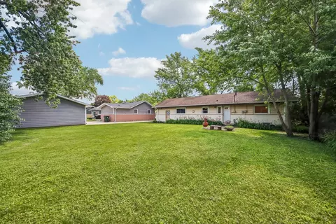 Exterior - 320 Illinois Blvd, Hoffman Estates, IL 60169 photo 4 of 7
