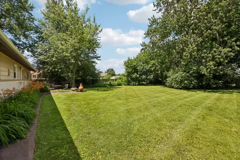 Exterior - 320 Illinois Blvd, Hoffman Estates, IL 60169 photo 7 of 7