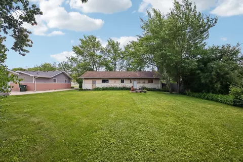 Exterior - 320 Illinois Blvd, Hoffman Estates, IL 60169 photo 5 of 7
