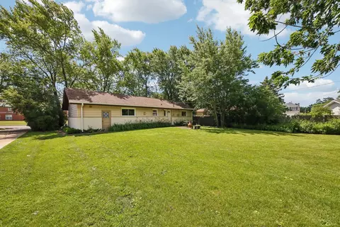 Exterior - 320 Illinois Blvd, Hoffman Estates, IL 60169 photo 6 of 7