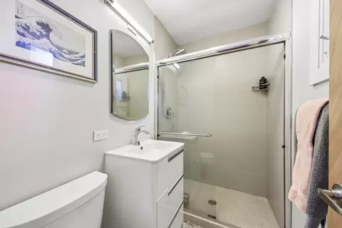 Bath - 320 Illinois Blvd, Hoffman Estates, IL 60169 photo 1 of 2