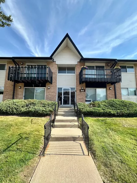 6 Kingery Quarter Rd # A, Willowbrook, IL 60527