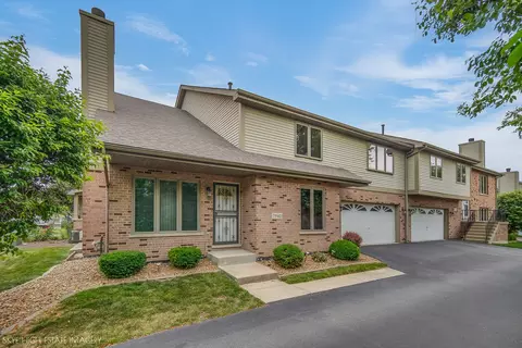 7940 W Tiffany Ct, Palos Hills, IL 60465