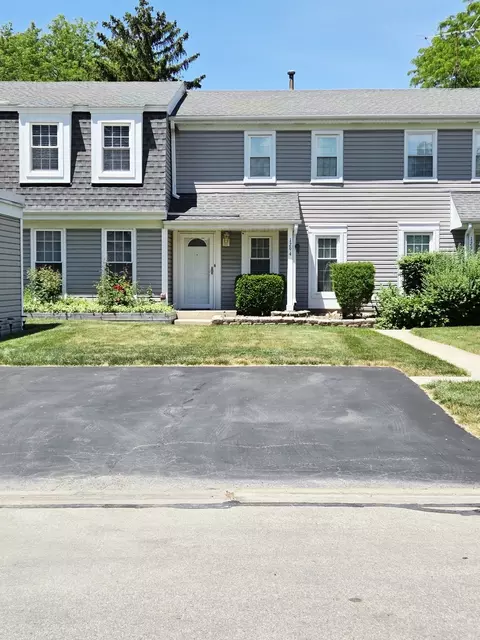 1294 Downing St, Roselle, IL 60172